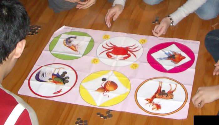 Hình ảnh phát luật việt nam khi chơi bầu cua tôm cá